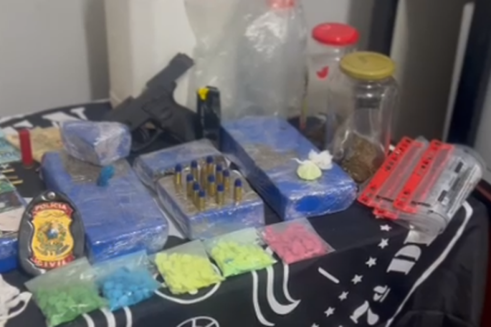 Entorpecentes apreendidos durante operação contra tráfico de drogas em Alexânia. A imagem mostra diversas drogas apreendidas em cima de uma mesa com a logo da Polícia Civil de Goiás