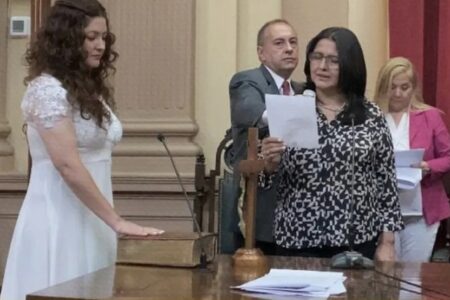 Deputada viraliza ao tomar posse vestida de noiva na Argentina: 'Eu me caso com o povo' disse Griselda Galleguillos