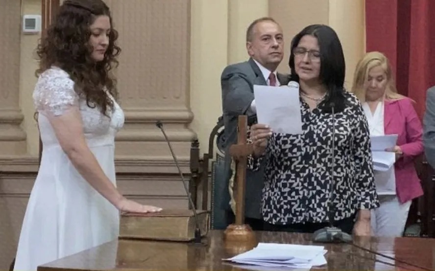 Deputada viraliza ao tomar posse vestida de noiva na Argentina: 'Eu me caso com o povo' disse Griselda Galleguillos