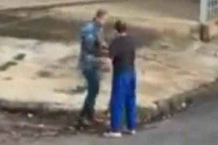 Homens se abraçam depois de trocar socos e pontapés, em Goiânia (Foto: Reprodução)