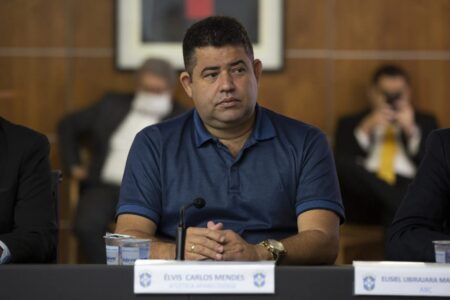 Elvis Mendes durante reunião na CBF