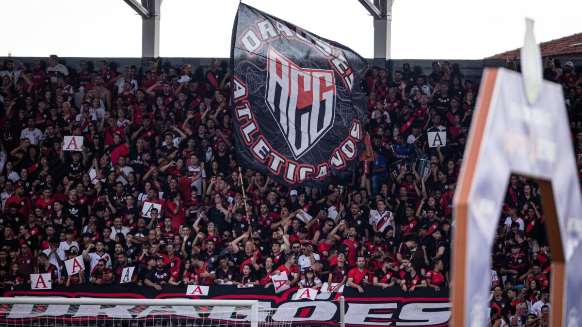 Torcida do Atlético Goianiense comemorando na arquibancada