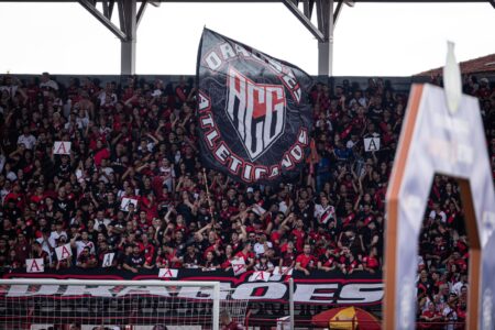 Torcida do Atlético Goianiense comemorando na arquibancada