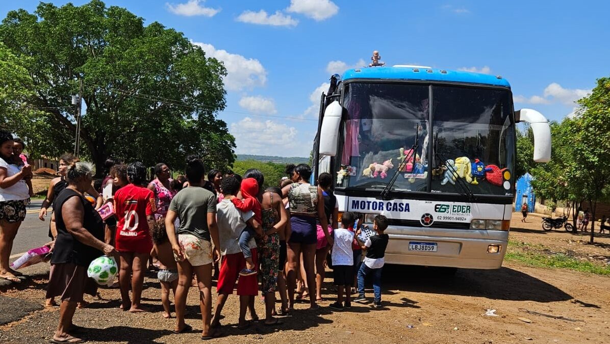 Família goiana viaja o país em motorhome fazendo doação de brinquedos Ideia surgiu da pequena Duda, de apenas 5 anos de idade