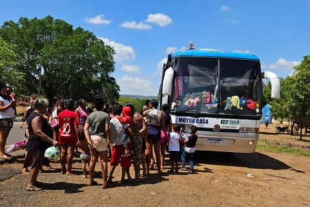 Família goiana viaja o país em motorhome fazendo doação de brinquedos Ideia surgiu da pequena Duda, de apenas 5 anos de idade