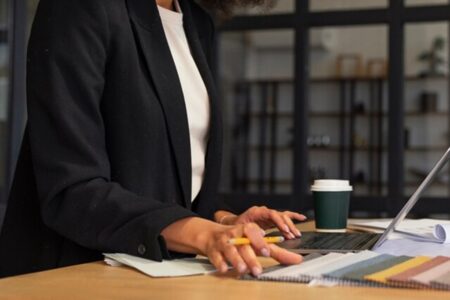 Mulher preta ou parda recebe menos de 50% do rendimento do homem branco em Goiás