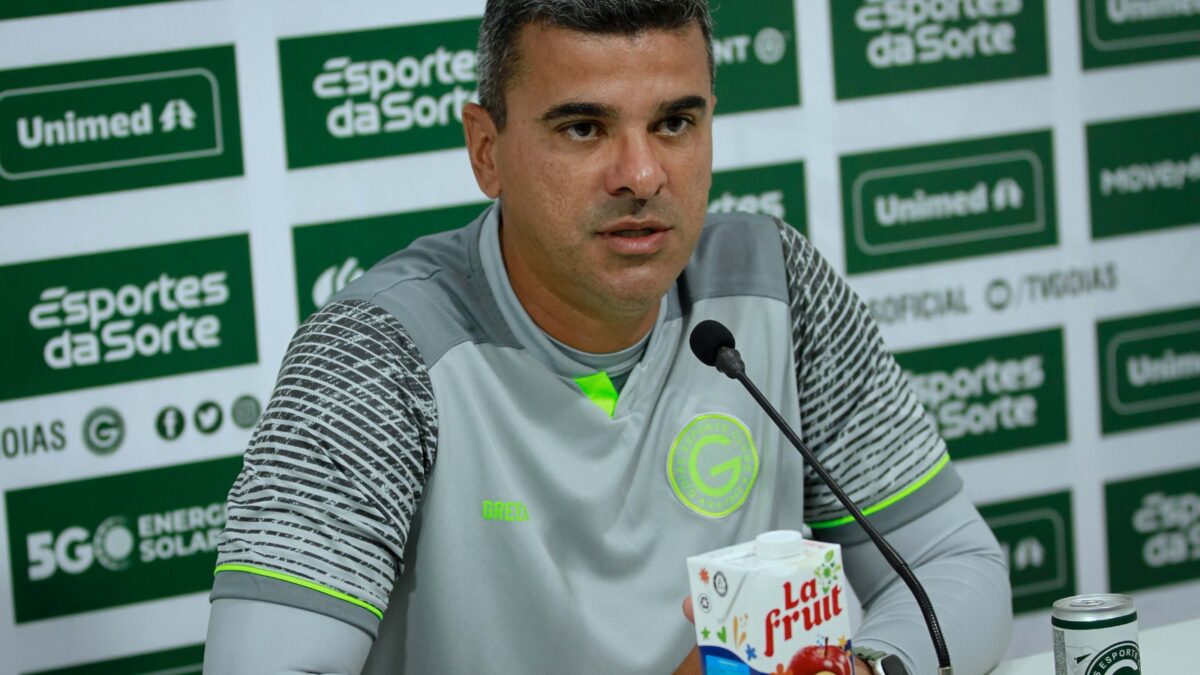 Treinador Mário Henrique em coletiva do Goiás
