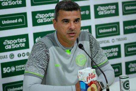 Treinador Mário Henrique em coletiva do Goiás