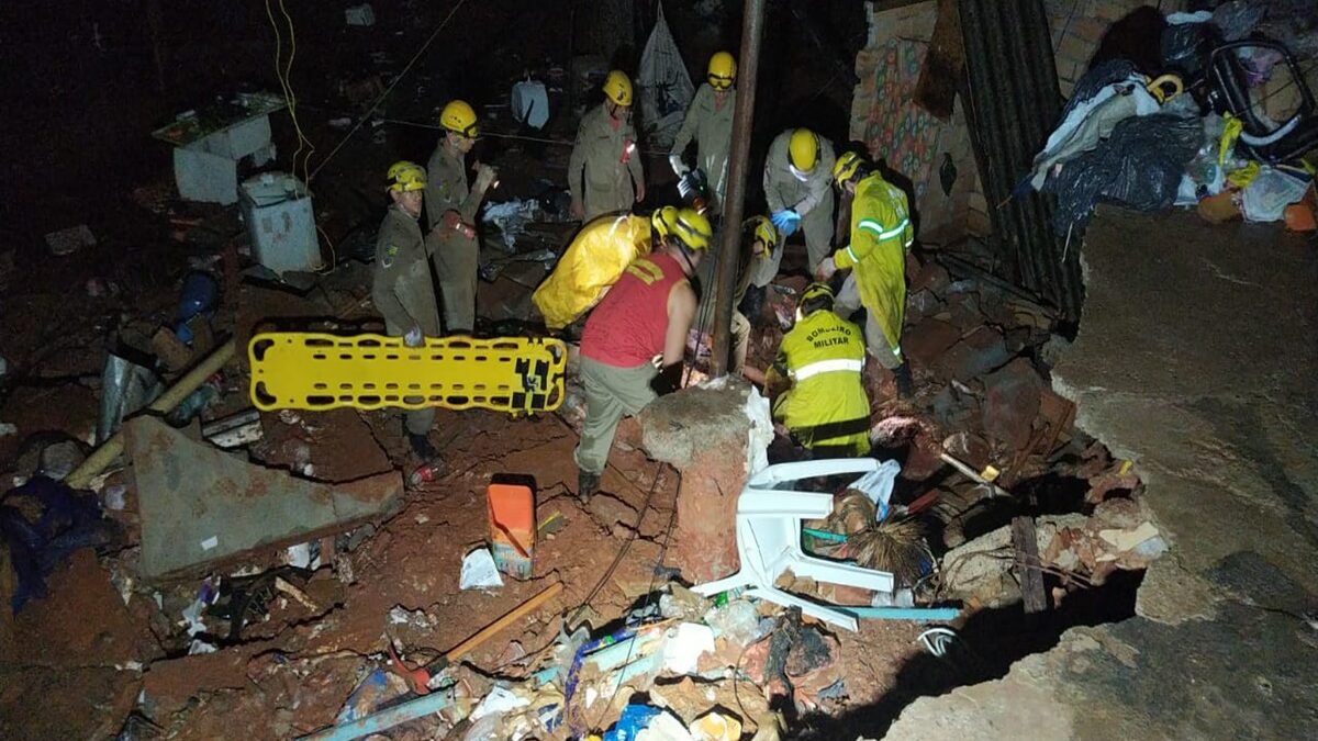 Bombeiros resgatam corpo de homem que morreu soterrado após barracões desmoronarem em Goiânia.