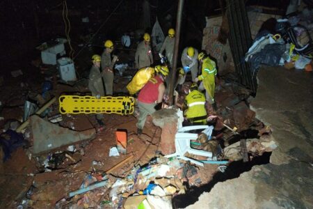 Bombeiros resgatam corpo de homem que morreu soterrado após barracões desmoronarem em Goiânia.