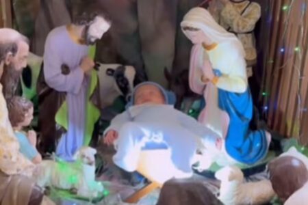 Bebê vira 'menino Jesus' em presépio durante sua primeira missa; vídeo Cena foi capturada pelos pais, Felipe Nunes Mendes e Madean Nobre