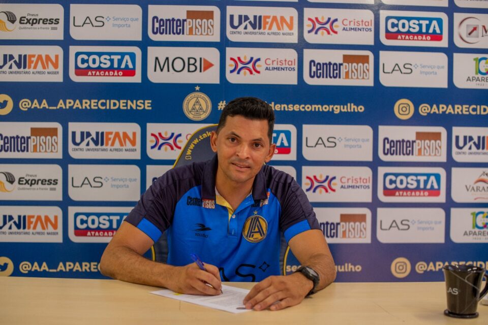 Rodrigo Limiro assinando contrato com a Aparecidense