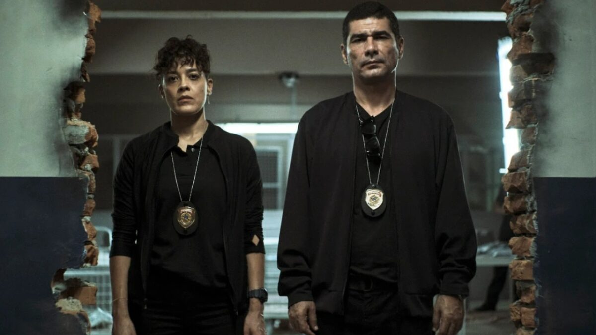 Parece que toda aquela certeza de impunidade estampada no rosto do Isaac (Alex Nader) está com os dias contados! A Netflix acaba de confirmar a segunda temporada de "DNA do Crime", já que os federais Benício (Rômulo Braga), Suellen (Maeve Jinkings) e Rossi (Pedro Caetano) não se contentam apenas com a prisão do Sem Alma (Thomás Aquino). Agora, a quadrilha Fantasma que se prepare!