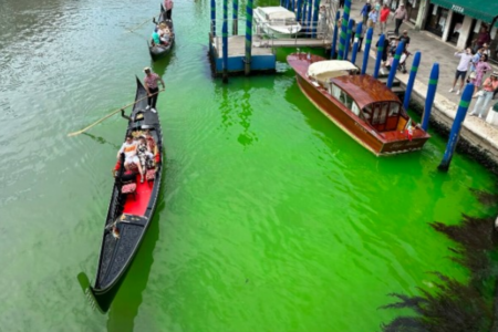 Águas de Veneza, na Itália, ficam verdes após protesto de ativistas climáticos (Foto: Twitter)