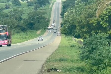 Motorista de caminhão faz ultrapassagem em local proibido