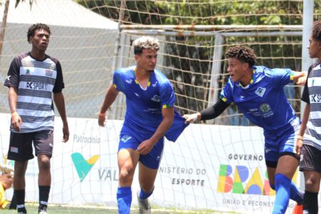 Jogadores do time de Goiás comemorando gol marcado