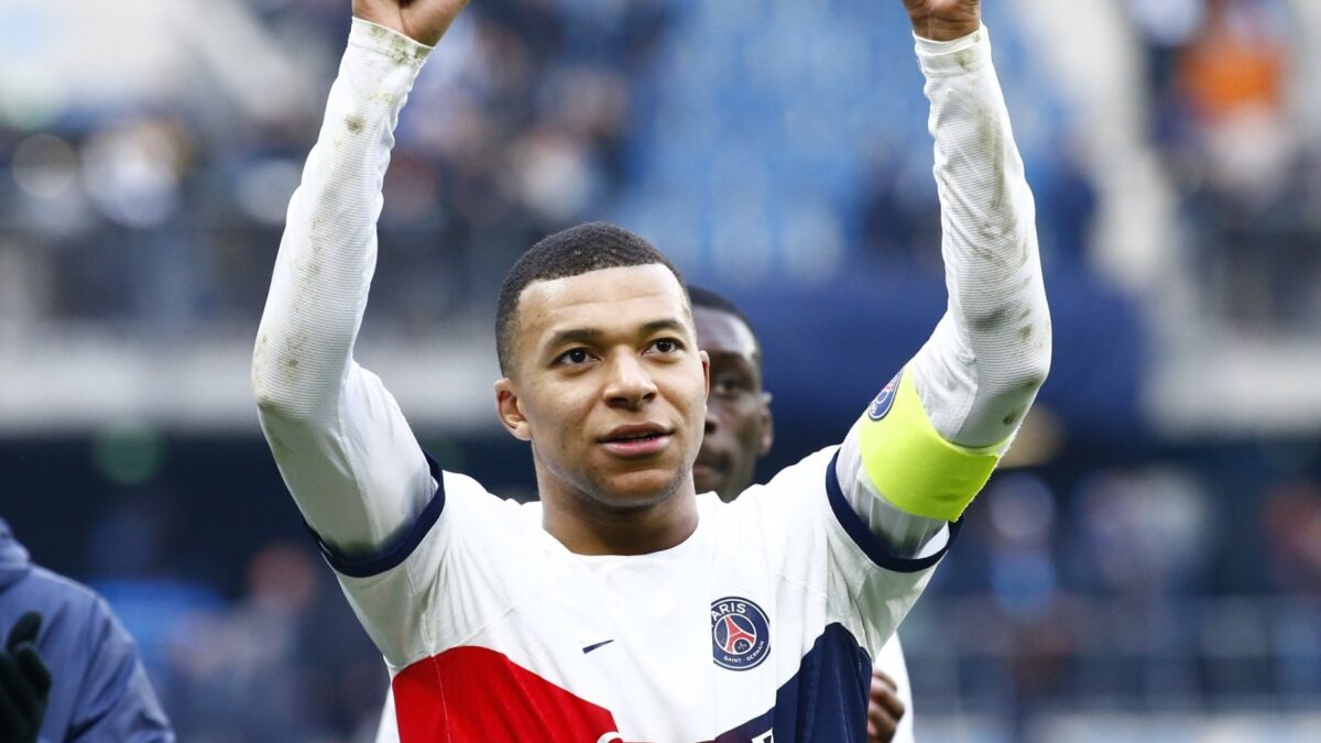Mbappe comemorando gol na França
