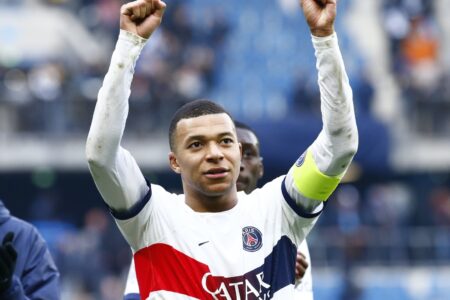 Mbappe comemorando gol na França