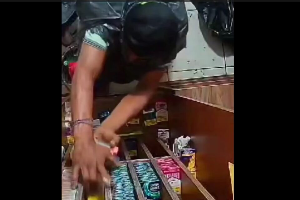 Homem em situação de rua é flagrado furtando cigarros e bebidas