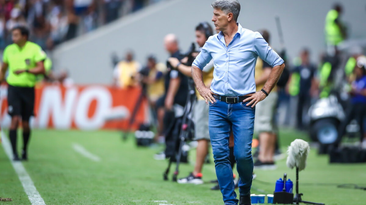Renato Gaúcho na beira do gramado