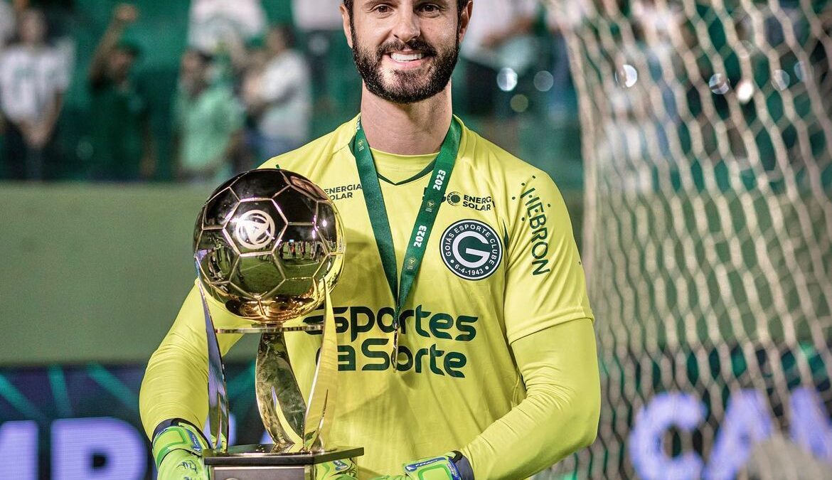 Goleiro Marcelo Rangel com a taça da Copa Verde