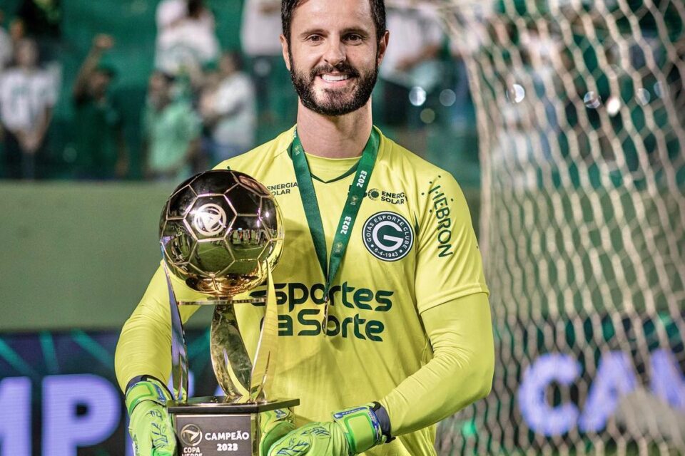 Goleiro Marcelo Rangel com a taça da Copa Verde