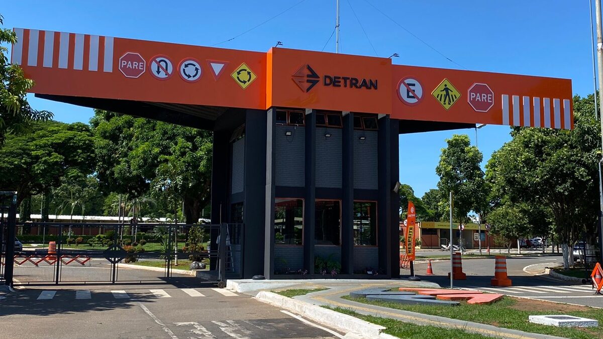 Governador sanciona lei que cria mil cargos para o Detran-GO