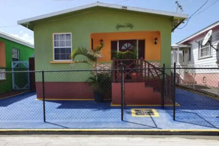Casa onde Rihanna cresceu em Barbados disponível para aluguel por R$ 519