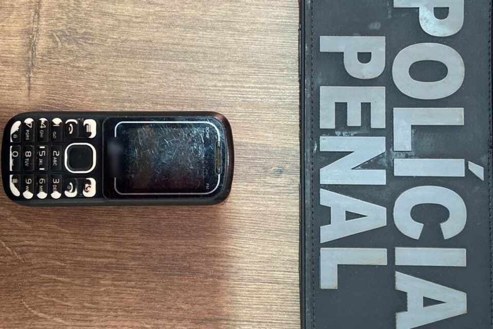 Celular apreendido por agentes prisionais