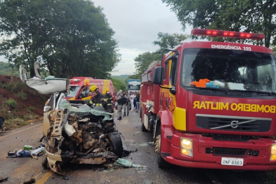 Bombeiros atuam em grave acidente que deixou um morto e três feridos. Foto mostra caminhonete com a frente destruída ao lado do caminhão dos bombeiros