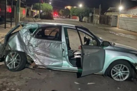 Carro fica destruído durante acidente de trânsito, em Caldas Novas (Foto: Divulgação/Polícia Militar)