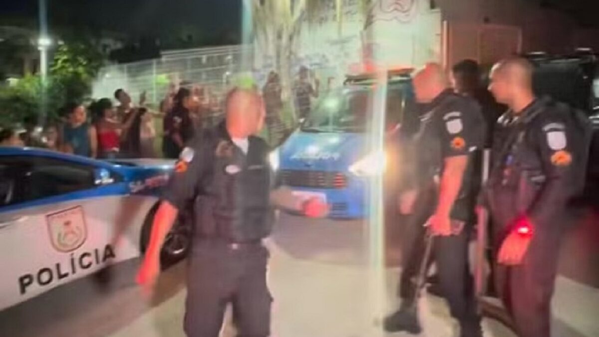 Aluna é agredida após dizer que perdeu R$ 19 mil da festa de formatura Gravação mostra jovem sendo escoltada pelos policiais até a delegacia