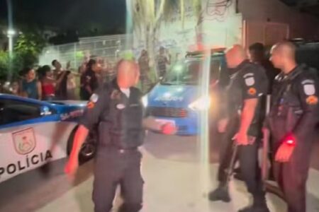 Aluna é agredida após dizer que perdeu R$ 19 mil da festa de formatura Gravação mostra jovem sendo escoltada pelos policiais até a delegacia