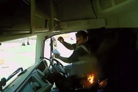 Caminhoneiro toma susto após bateria de vape explodir em bolso da calça e pegar fogo na cabine de veículo — Foto: Reprodução