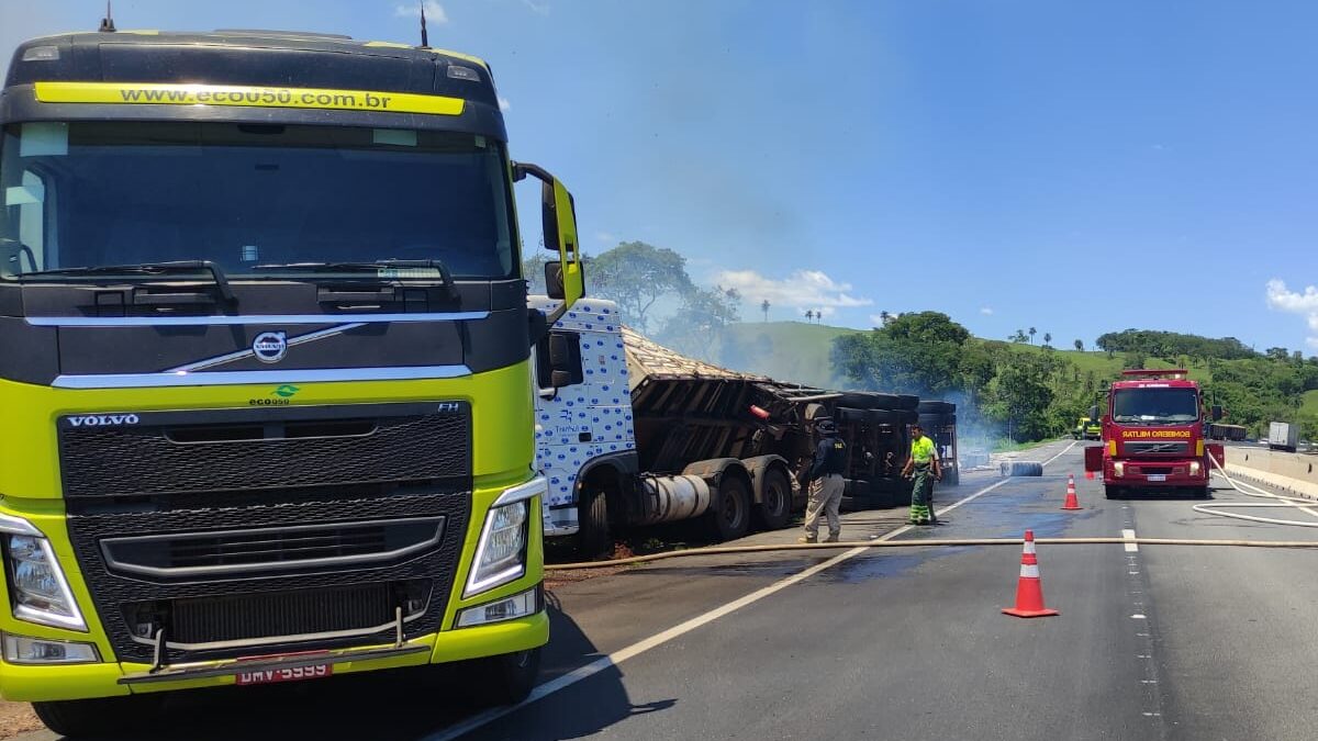 Carreta tomba e pega fogo na BR-050, em Catalão