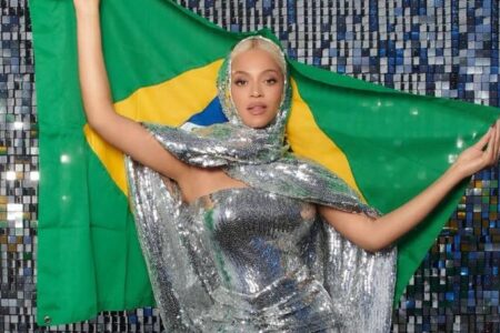 Beyoncé usa look de R$ 17 mil feito por estilista brasileira para desembarcar em Salvador