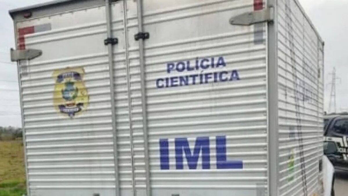 Dois corpos são encontrados em rodovia próxima a Pirenópolis. A foto mostra o baú do caminhão do IML parado na rodovia, ao fundo aparece parte de um carro da Polícia Civil