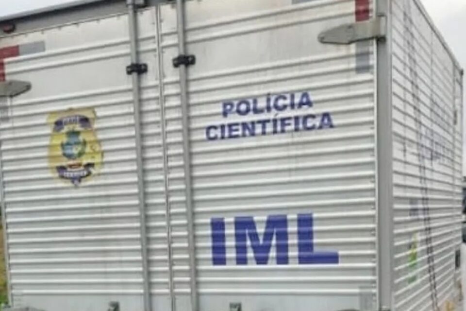 Dois corpos são encontrados em rodovia próxima a Pirenópolis. A foto mostra o baú do caminhão do IML parado na rodovia, ao fundo aparece parte de um carro da Polícia Civil