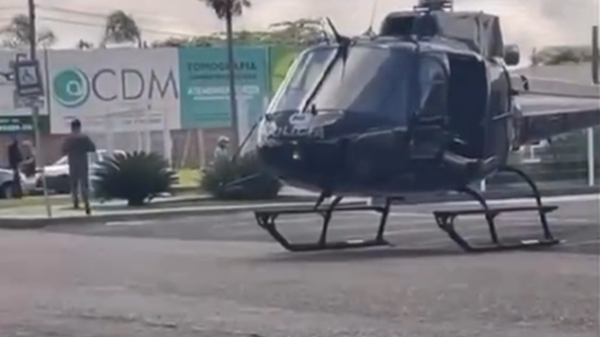 Helicóptero da PM leva suspeito de furto ao hospital (Foto: Reprodução - PM)
