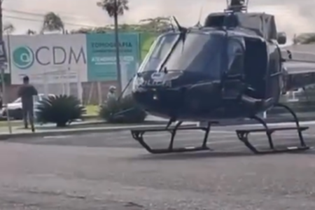 Helicóptero da PM leva suspeito de furto ao hospital (Foto: Reprodução - PM)