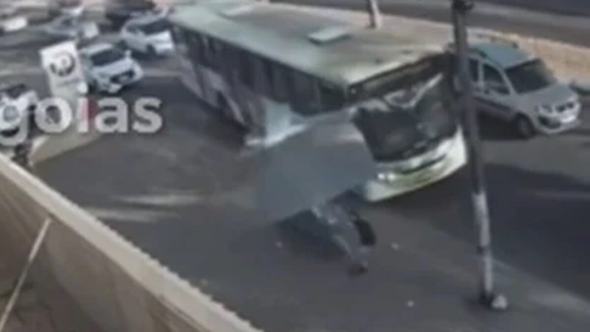 Em três meses, dois ônibus já atingiram e derrubaram um ponto na Av. Milão, em Goiânia
