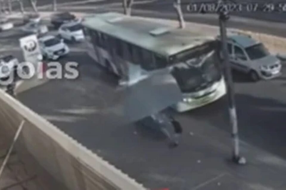Em três meses, dois ônibus já atingiram e derrubaram um ponto na Av. Milão, em Goiânia