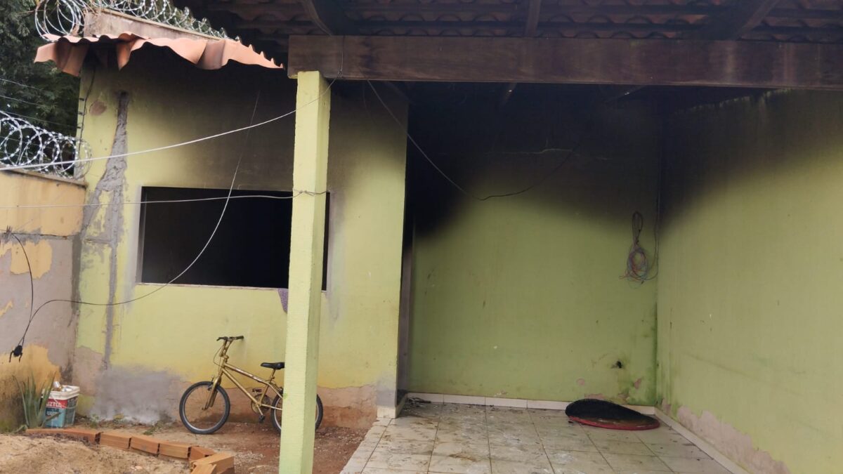 De acordo com PM que está no local, pertences do suspeito de matar Amélia Vitória ficaram destruídos (Foto: divulgação/PM)