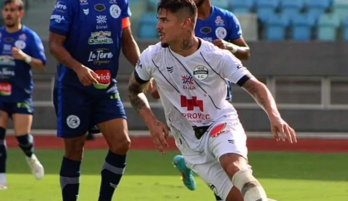 Wallace comemorando gol pelo Goiânia