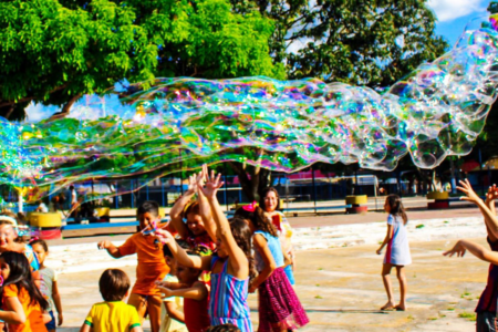 Festival de Bolhas Gigantes já percorreu diversas cidades brasileiras (Foto divulgação)