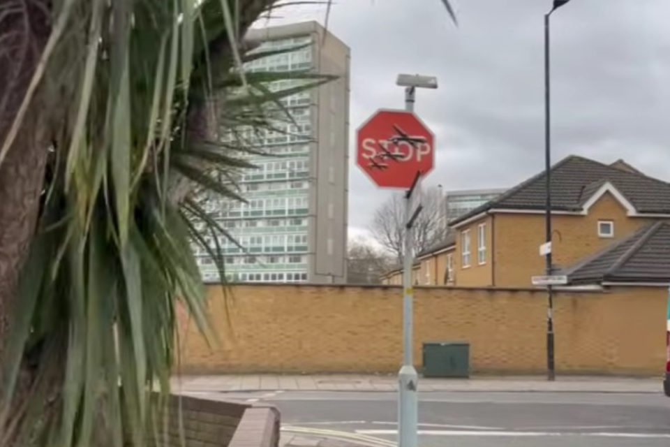 Placa instalada por Banksy no sul de Londres (Foto: Reprodução)