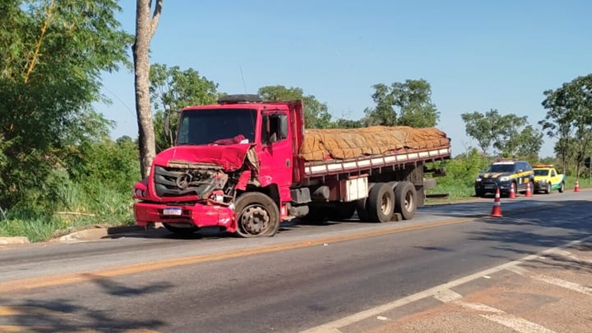Caminhoneiro alcoolizado provoca acidente na BR-153, em Porangatu