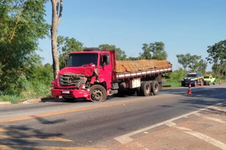Caminhoneiro alcoolizado provoca acidente na BR-153, em Porangatu
