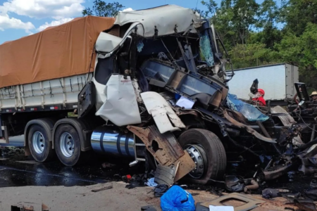 Cabine de carreta fica destruída em acidente na BR-153 (Foto: Divulgação/PRF)