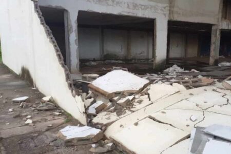 Chuva derruba estrutura de shopping no DF